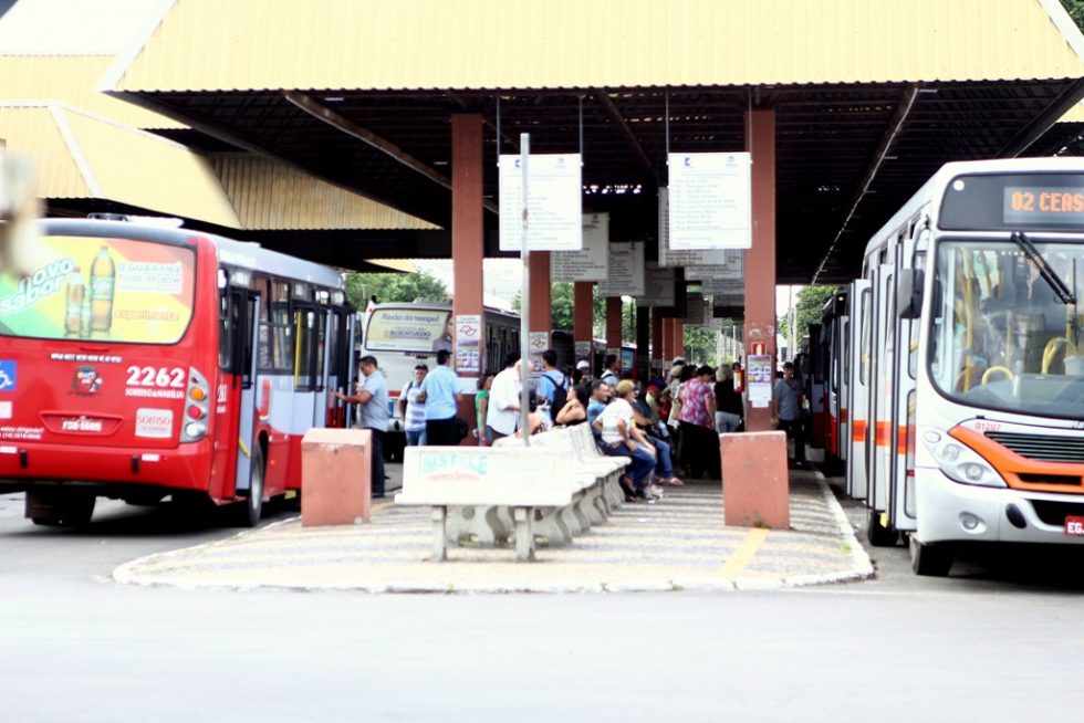 Homem tem perna esmagada por ônibus