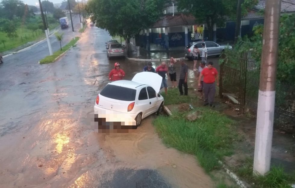 Enxurrada arrasta carro na zona Norte de Marília