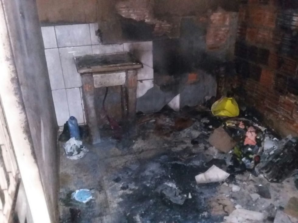 Incêndio supostamente criminoso danifica imóvel