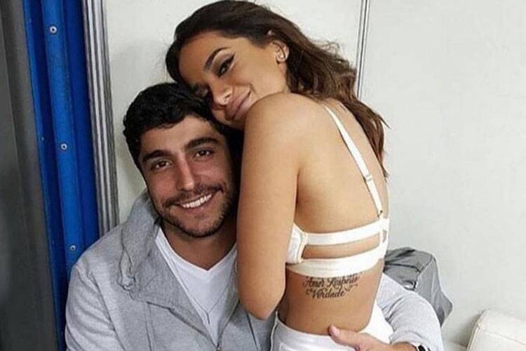 Anitta posta foto pela 1ª vez com marido