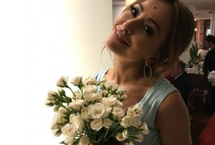 Sabrina Sato pega o buquê no casamento de Ticiane