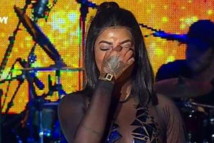 Ludmilla chora ao lotar show em Angola