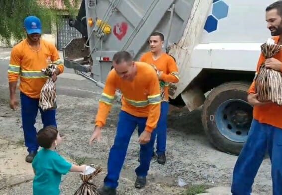 Menino dá presente para coletores e vídeo viraliza