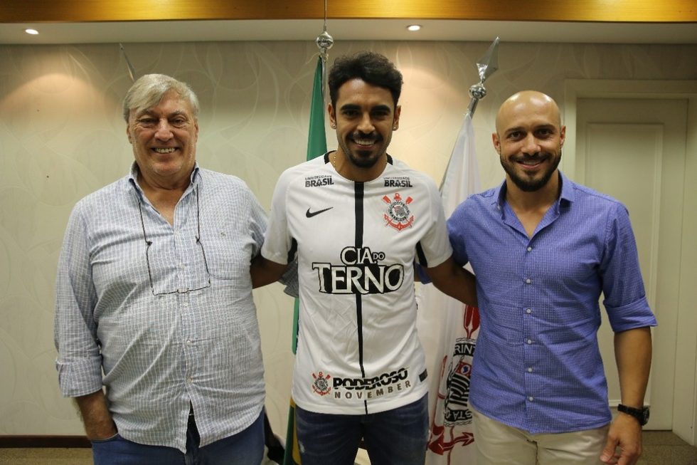 Corinthians anuncia a contratação de Júnior Dutra