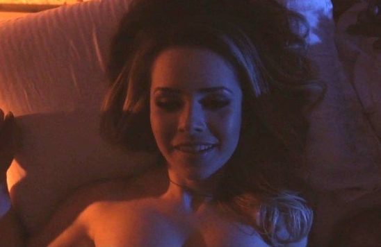 Sandy surge de topless em cena quente de clipe