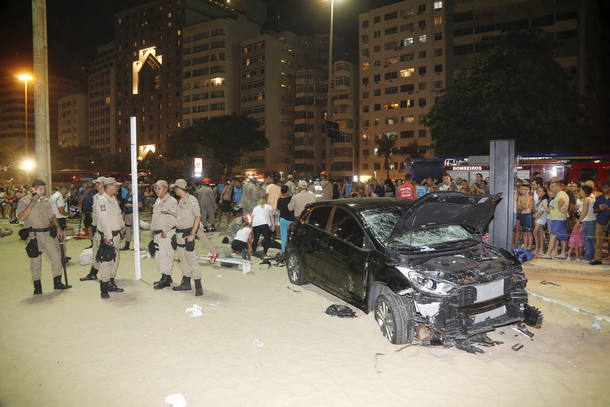 Carro invade praia, fere 16 e mata bebê