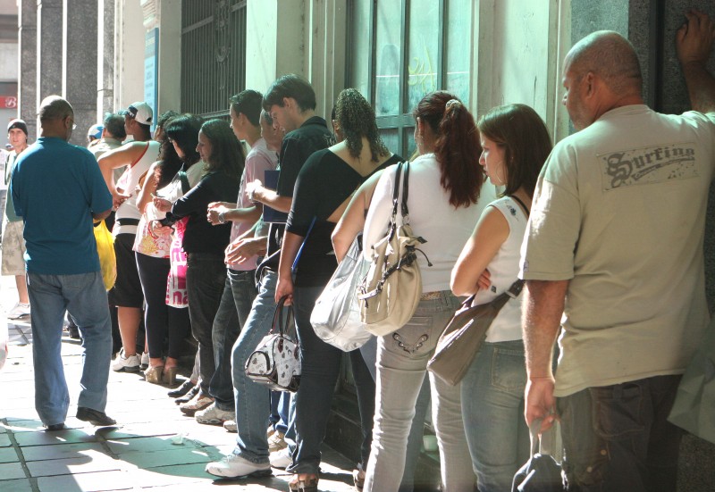 Desemprego fica em 11,8% no 4º trimestre de 2017