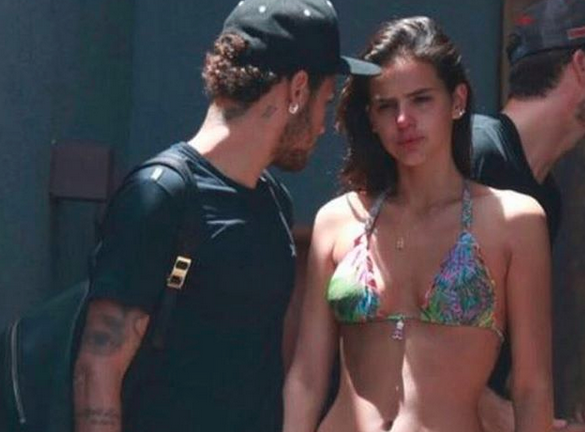 Despedida de Bruna e Neymar tem beijo e choro