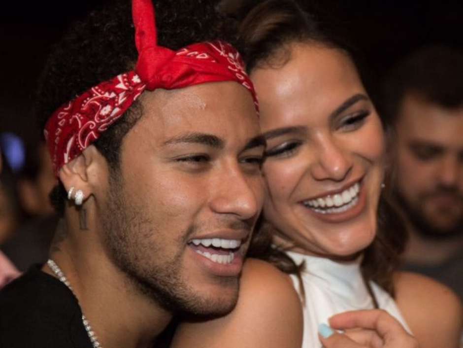 Marquezine e Neymar marcam encontro em Paris