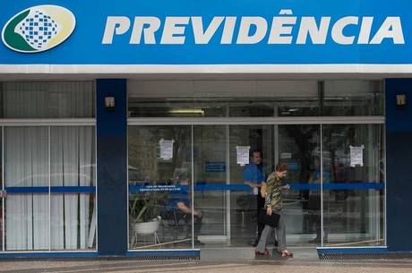 Pedidos de aposentadoria disparam