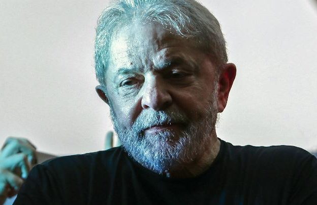 Lula pede de volta o seu passaporte
