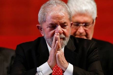 Advogado diz que Lula está sereno, porém, indignado
