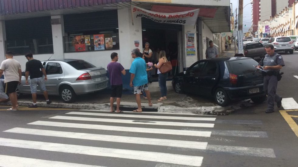 Carros atingem mercado no Alto Cafezal após colisão