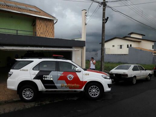 Dois são presos furtando casa na zona Norte