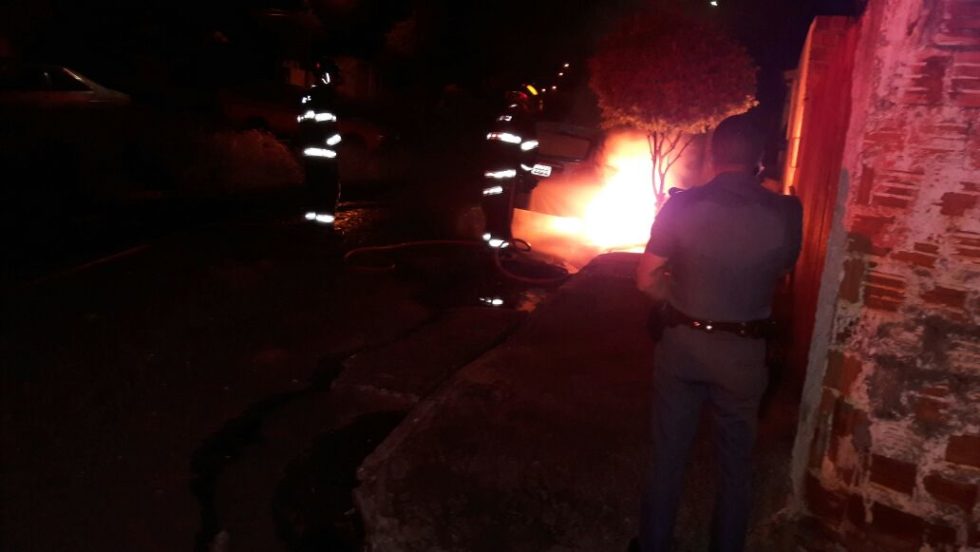 Veículo pega fogo em frente de residência