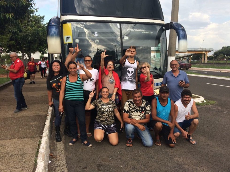 Marilienses embarcam para protesto pró-Lula