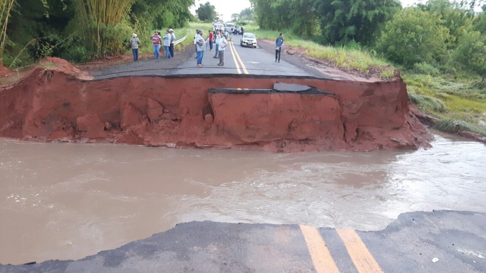 Rio rompe estrada e dois morrem em acidente