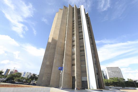 Temer afasta vice-presidentes da Caixa por 15 dias