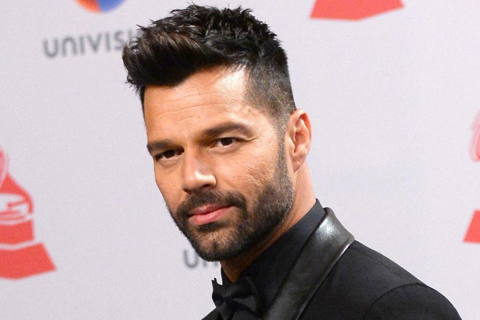 Ricky Martin posta foto nu para promover show