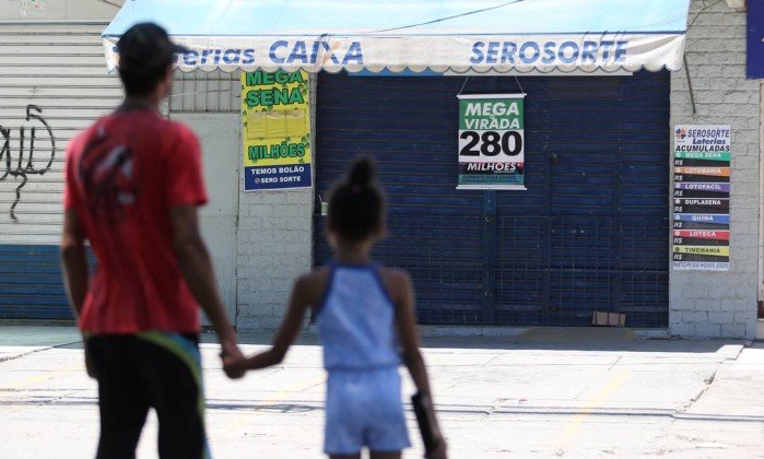 Mega: 3 bilhetes premiados saíram da mesma lotérica