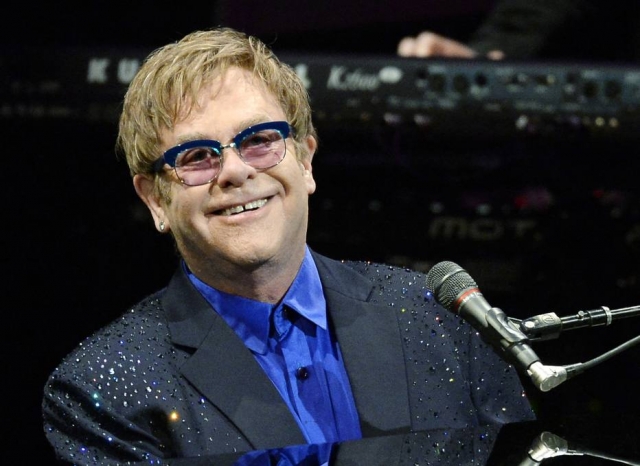 Elton John é atingido por objeto durante show