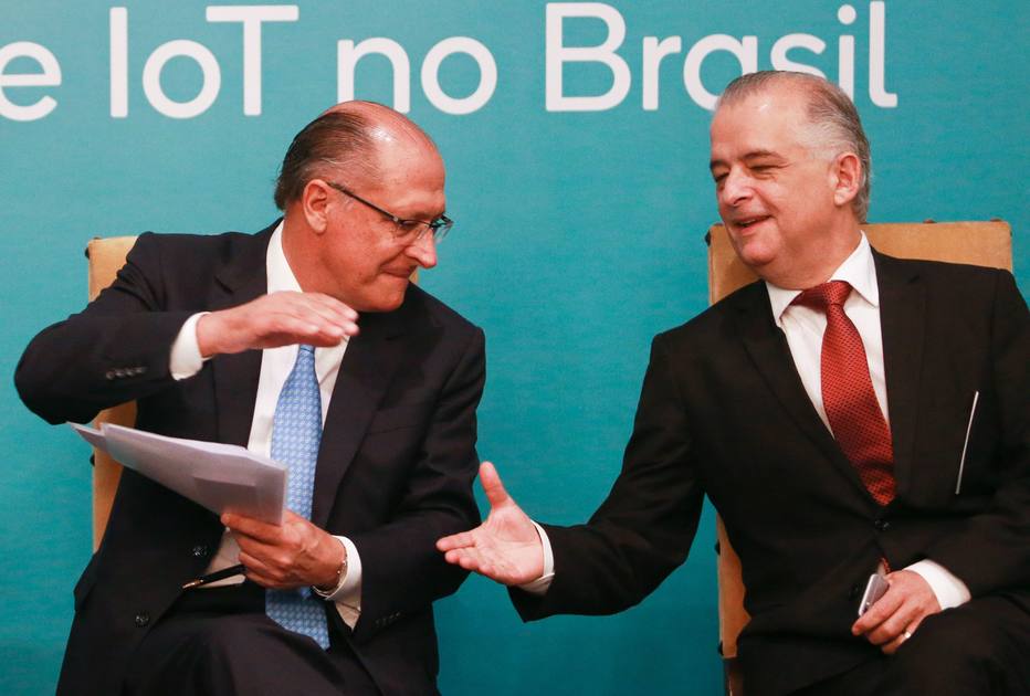 Sob pressão, PSDB avalia filiar França à legenda