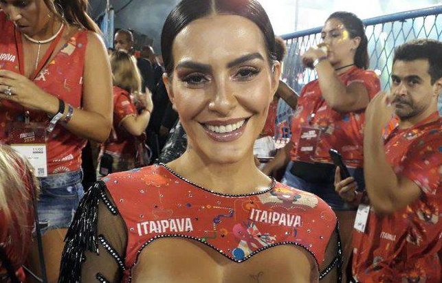 Cleo Pires deixa os seios à mostra no Carnaval