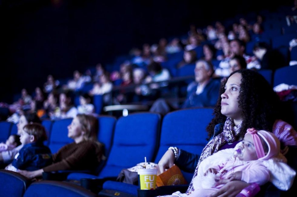 Homem pede namorada em casamento em filme