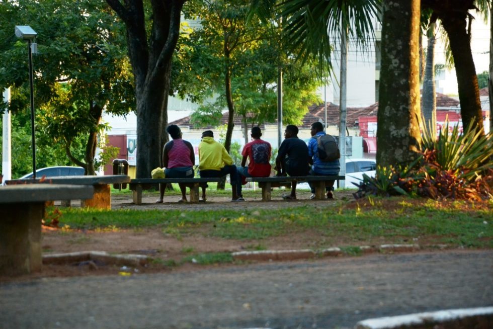 Assaltante com faca rouba e ameaça na praça da Emdurb