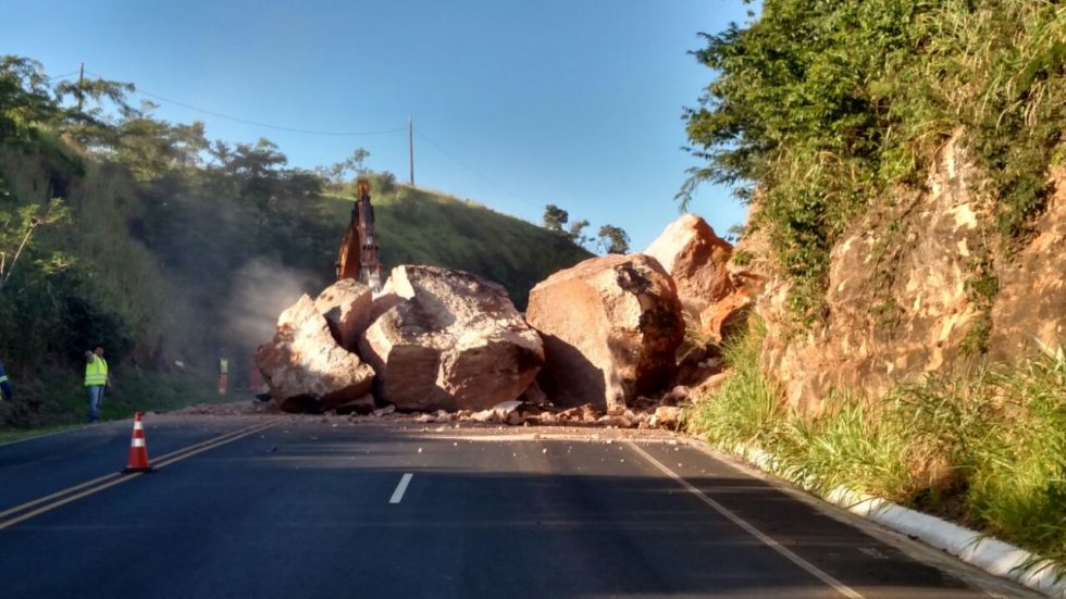 Queda de pedras interdita rodovia SP-333 em Marília