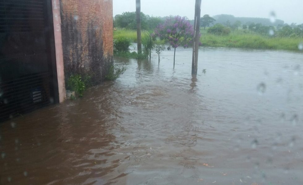 Enxurrada deixa mulher e crianças presas em casa