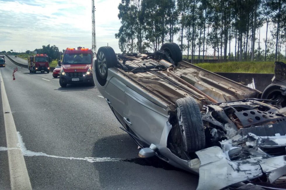 Carro de Marília capota na rodovia SP-294