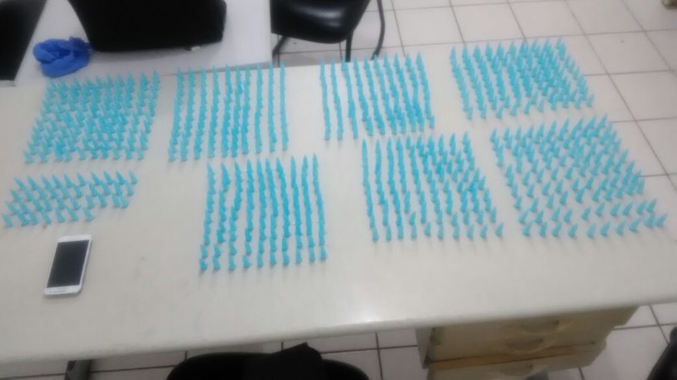 Jovem é preso com 737 porções de cocaína