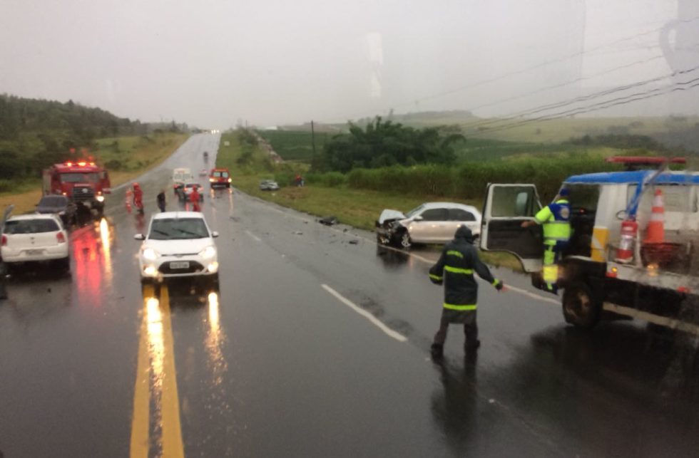 Acidente deixa seis feridos na rodovia SP-294