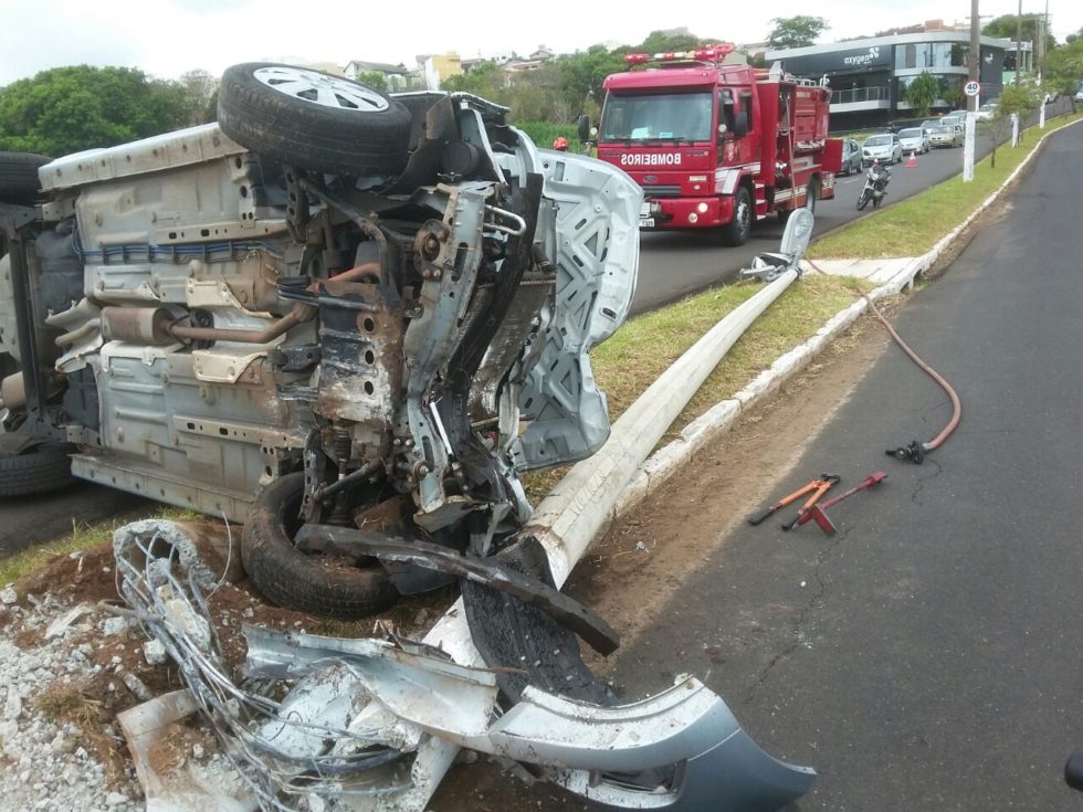 Carro capota e derruba poste na via Expressa