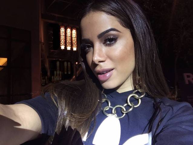 Anitta usa biquíni ousado no aquecimento para Carnaval