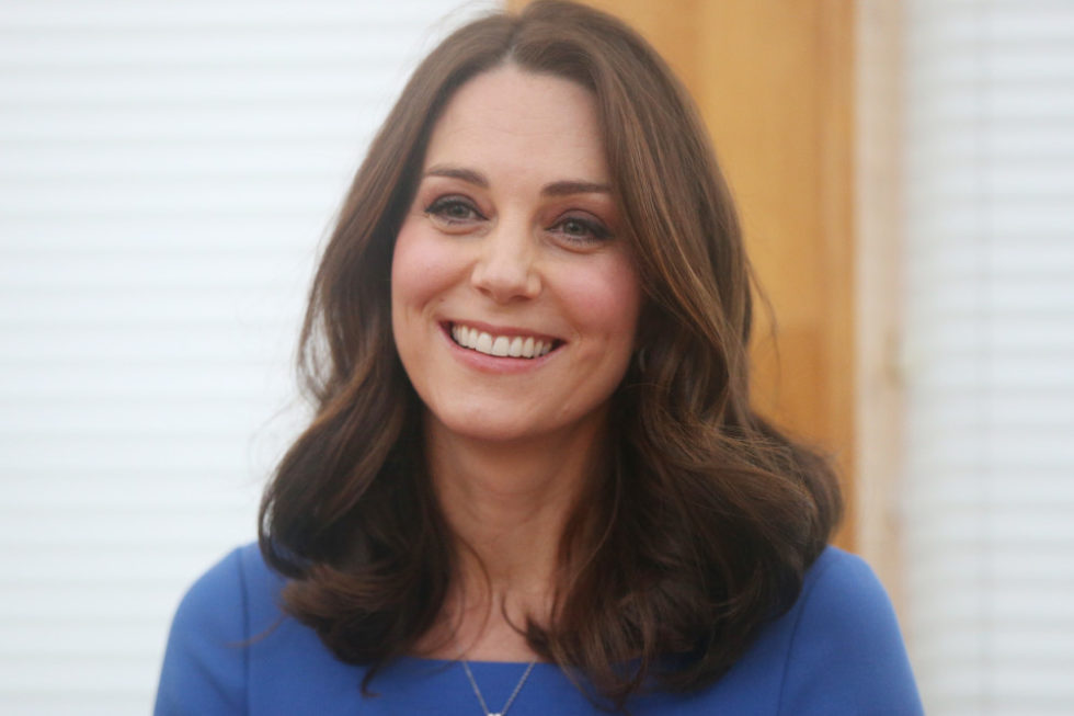 Kate Middleton é proibida de tirar casaco em público