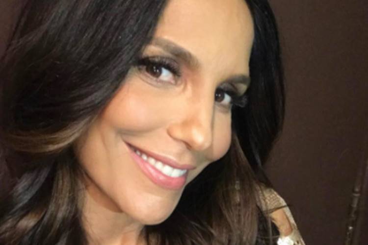 Ivete e gêmeas recebem alta da maternidade