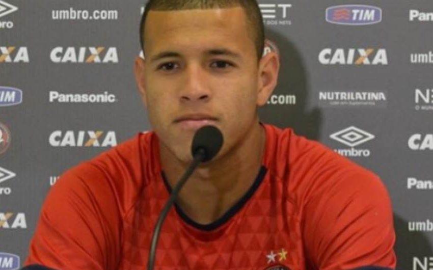 Corinthians anuncia contratação do lateral Sidcley