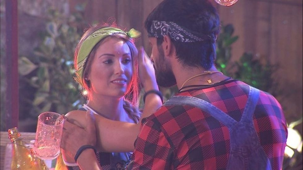 Naiara Azevedo alfineta Lucas no BBB18