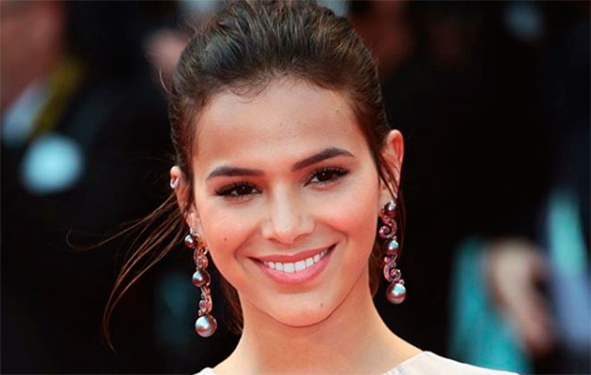 Bruna Marquezine usa calça de R$ 7 mil