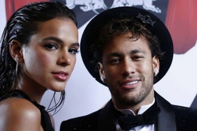 Bruna e Neymar beijam muito em aniversário