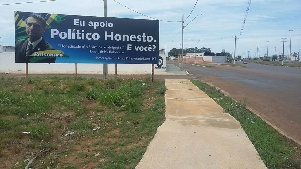 MP Eleitoral pede retirada de outdoors de Bolsonaro