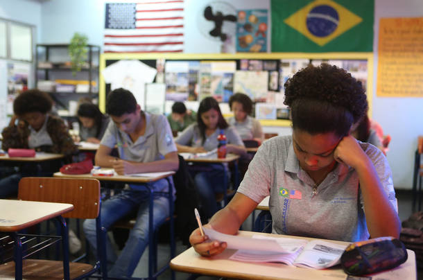 Metade dos jovens brasileiros tem futuro ameaçado