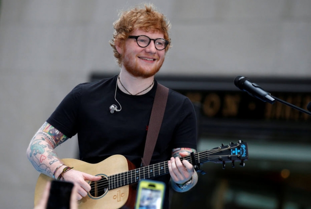 Ed Sheeran dá pizzas a fãs que esperavam no show