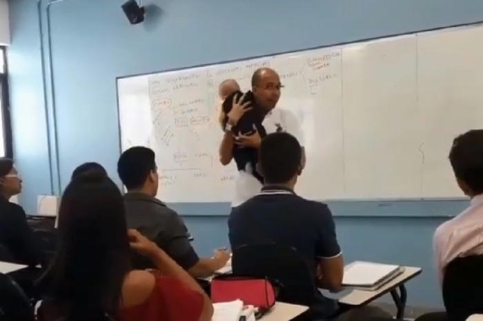 Professor acalma bebê durante aula e viraliza