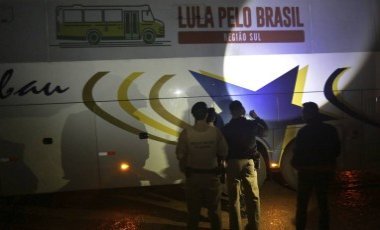 Ônibus da caravana de Lula são atingidos por tiros