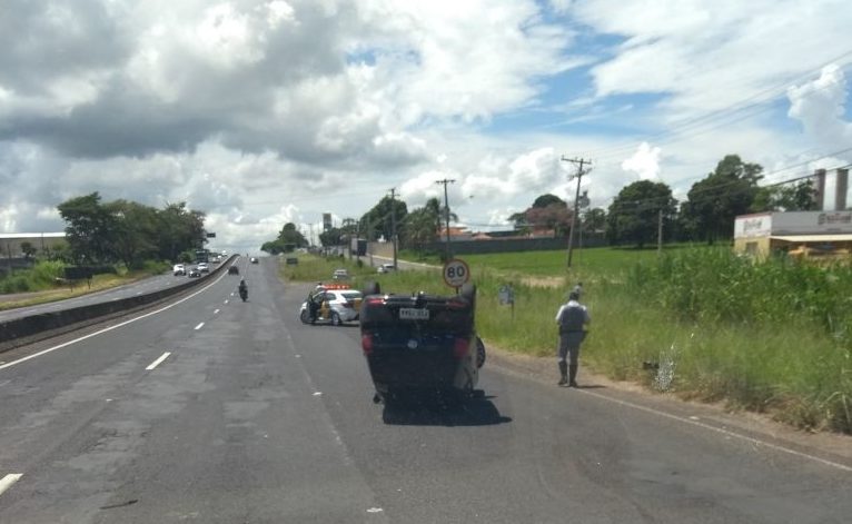 Motorista perde controle e capota carro na SP-294