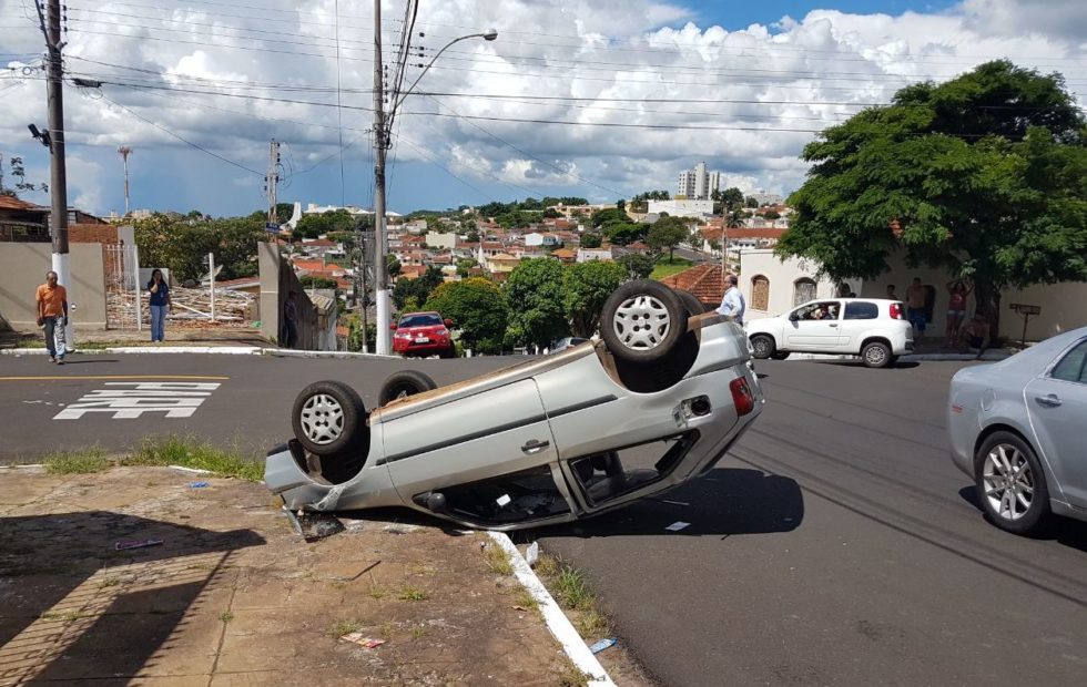 Capotamento deixa rapaz gravemente ferido