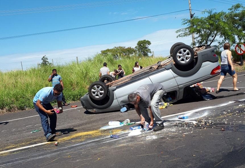 Carro capota na rodovia SP-294 e complica trânsito